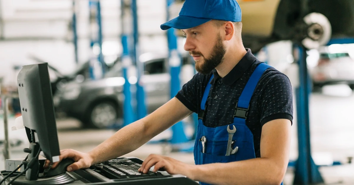 meccanico-usa-gestinale-in-officina.jpg